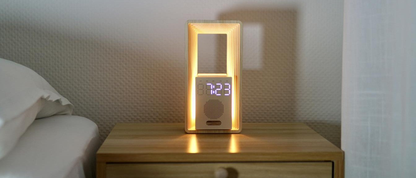 Ruhiges Schlafzimmer im warmen Morgenlicht mit HORIZON Lichtwecker auf dem Nachttisch, Sinnbild für besseren Schlaf und sanftes Aufwachen