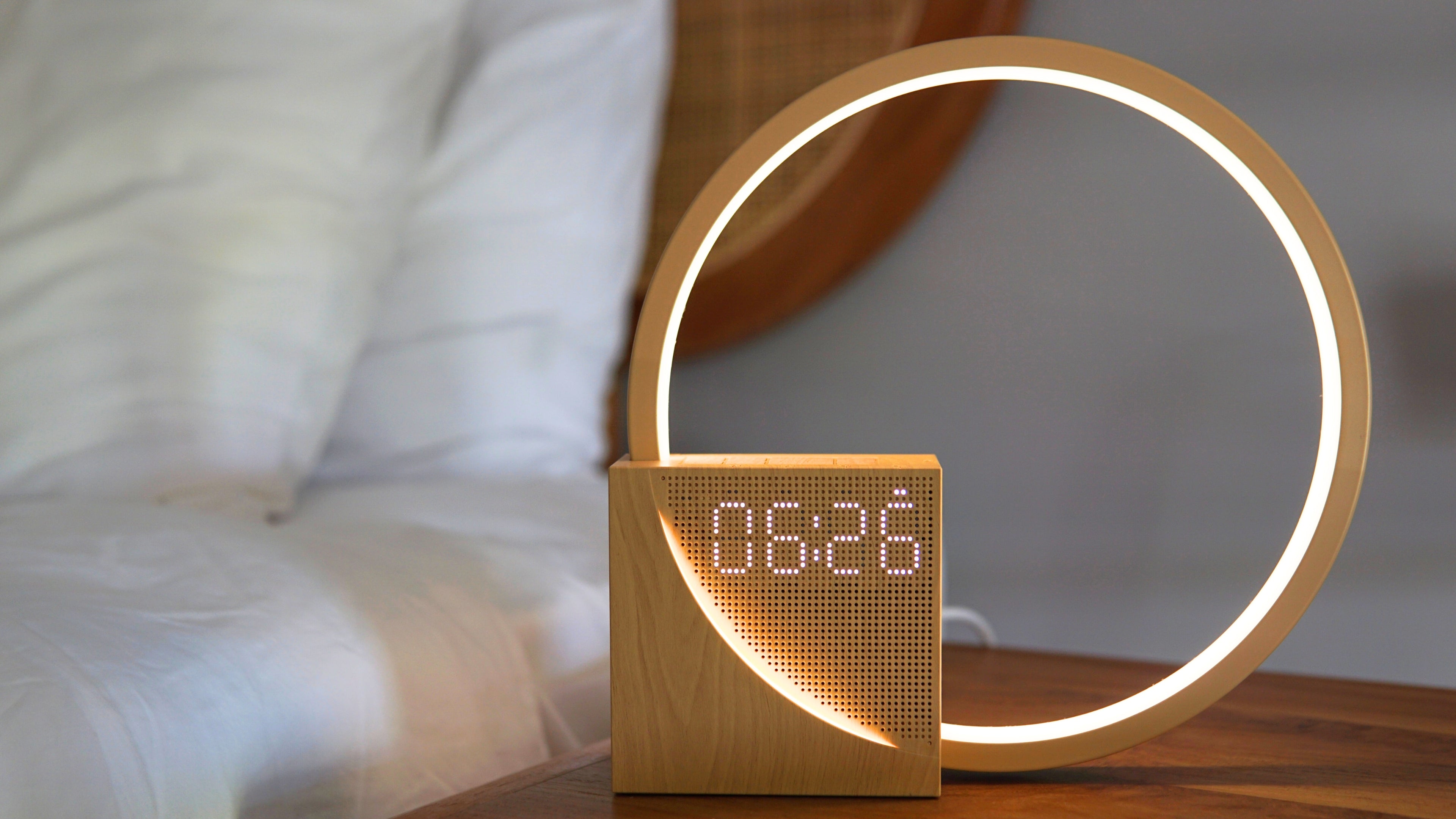 Ein leeres Nachttischchen ohne Smartphone, stattdessen ein sanft leuchtender Lichtwecker – für ruhigen Schlaf ohne Blaulicht und natürliches Aufwachen am Morgen.