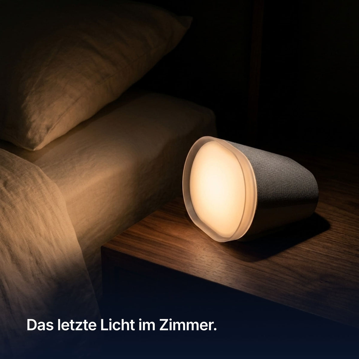 SERENA Lichtwecker als einzige Lichtquelle in einem dunklen Schlafzimmer bei Nacht