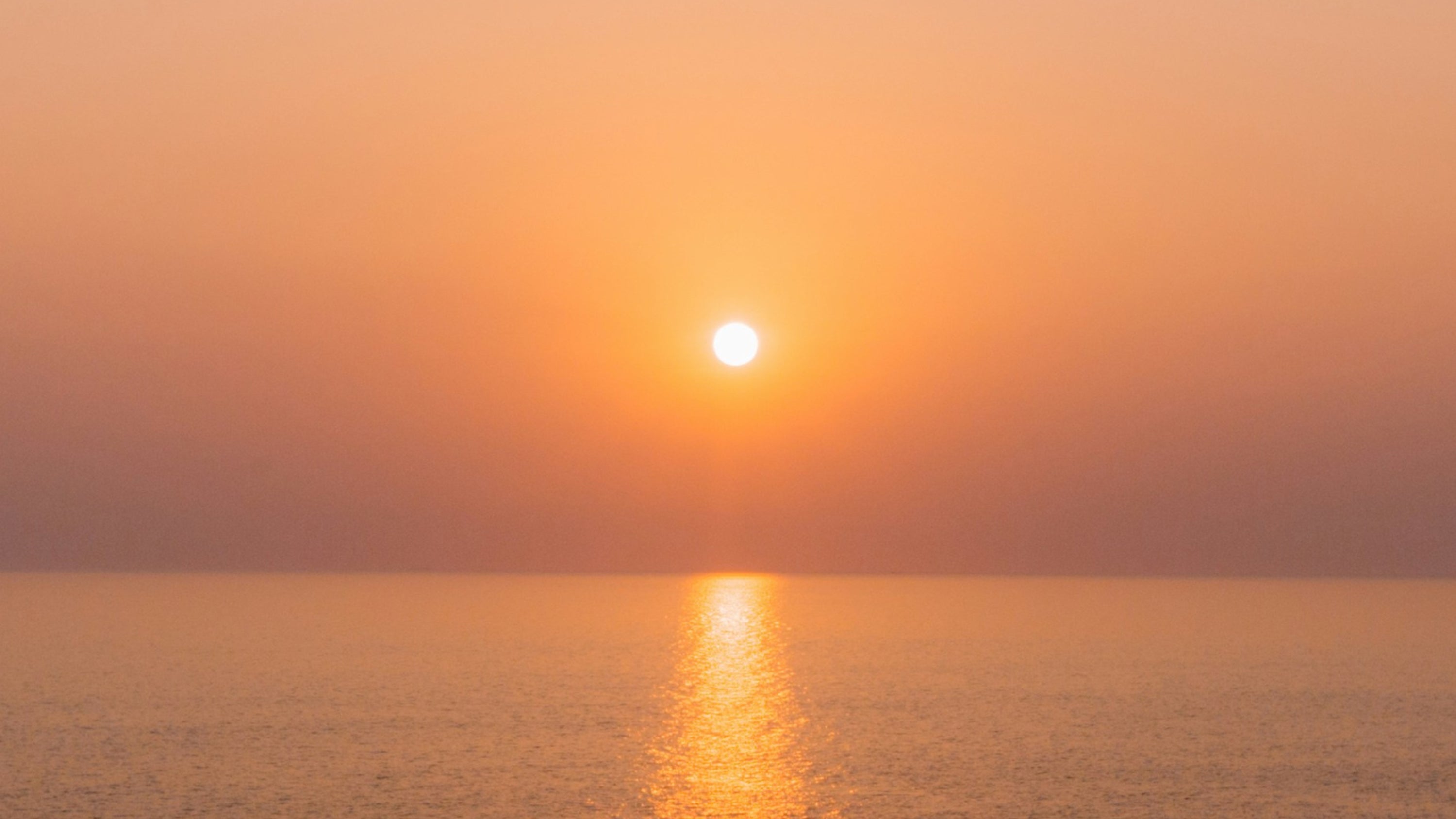 Symbolischer Sonnenaufgang für einen natürlichen Start in den Tag – steht für stressfreies Aufwachen ohne Handy.