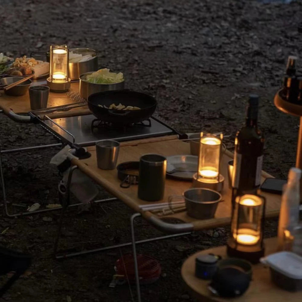 Ambient Light auf dem Gartentisch bei Abenddämmerung – perfekte Lichtstimmung für gemütliches Essen im Freien
