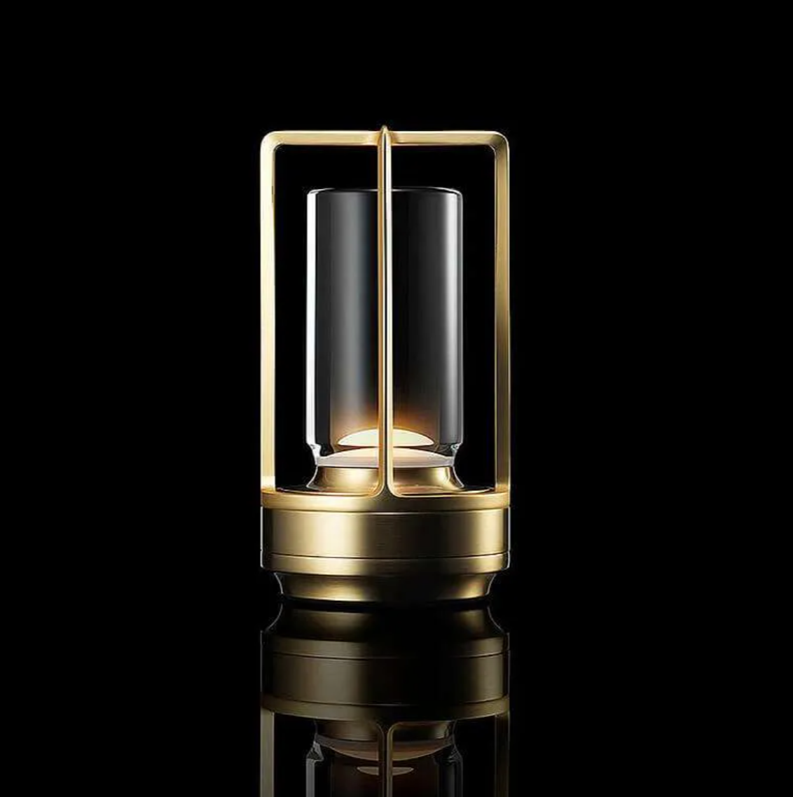 Goldene Variante des Ambient Light vor schwarzem Hintergrund – klassisches Produktbild