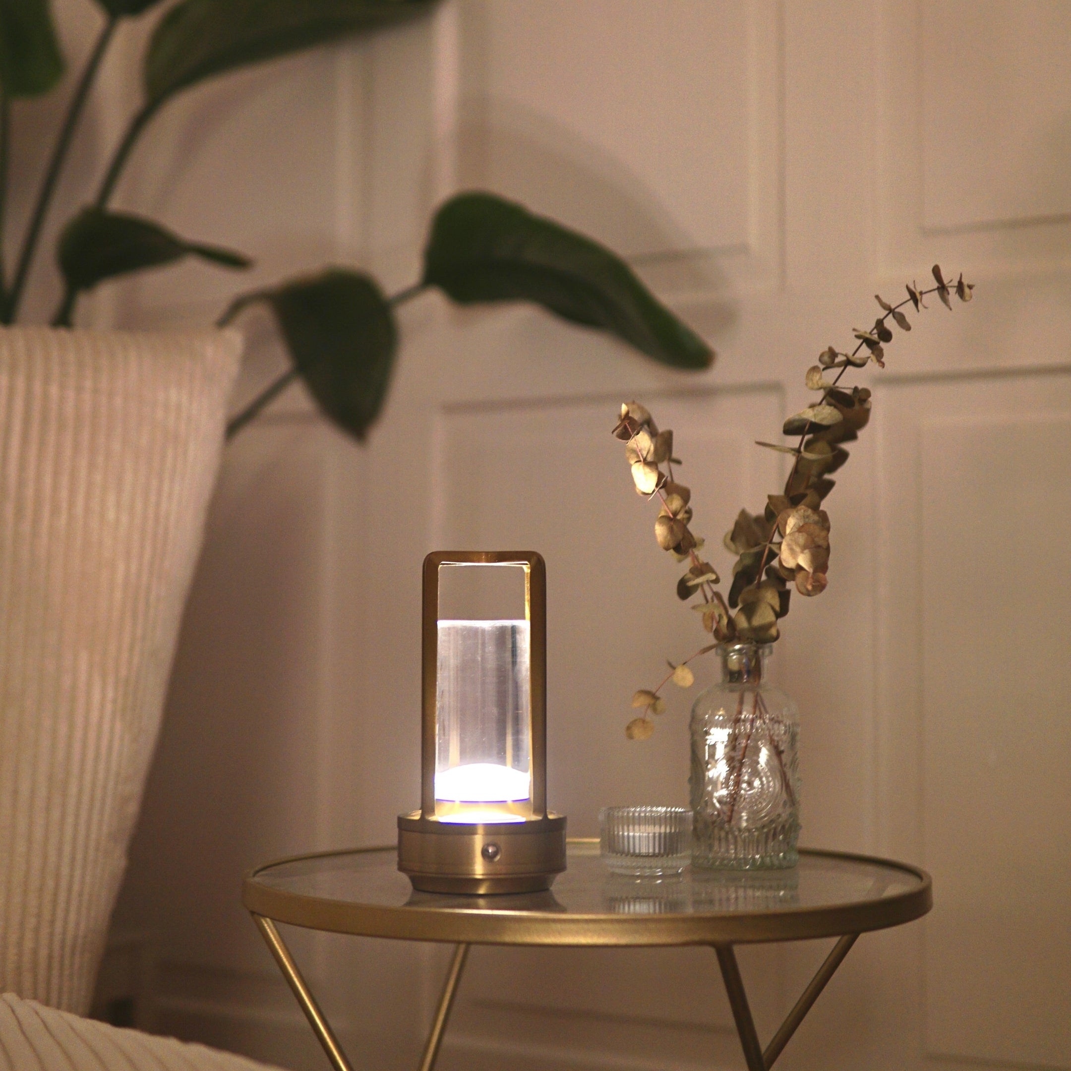 Goldene Ambient Light Lampe auf Beistelltisch – minimalistisches Design für entspannte Momente.