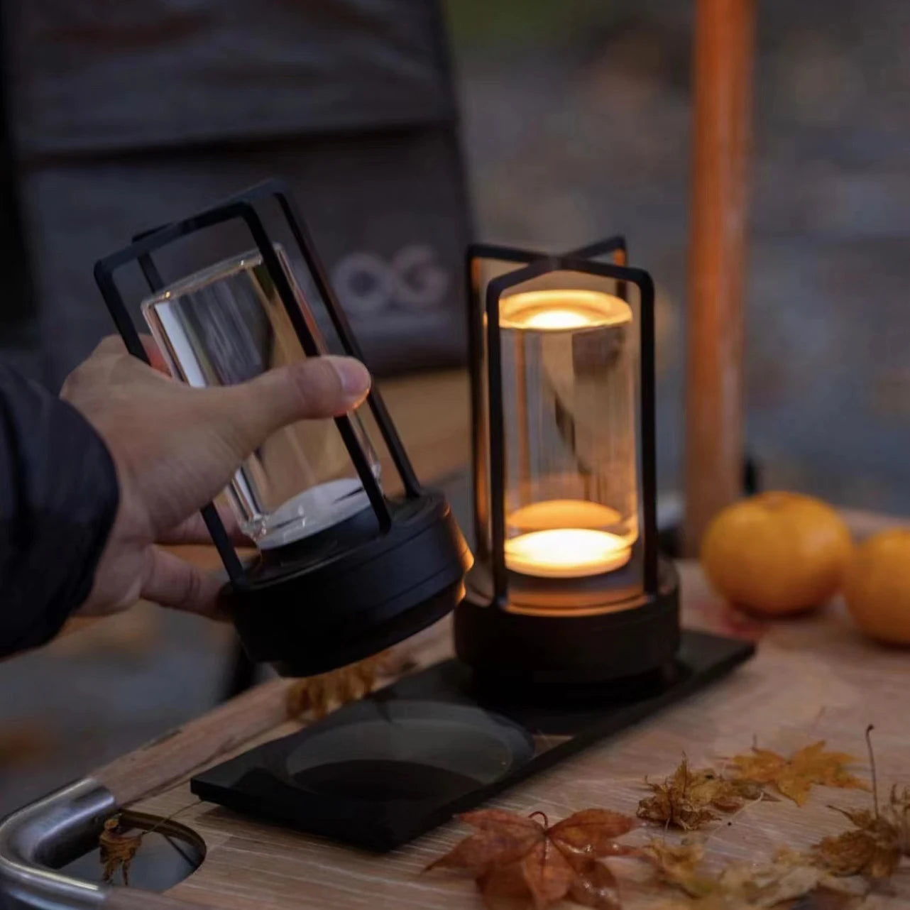 Ambient Light draussen im Garten bei herbstlicher Stimmung – ideal als tragbares Outdoor-Stimmungslicht