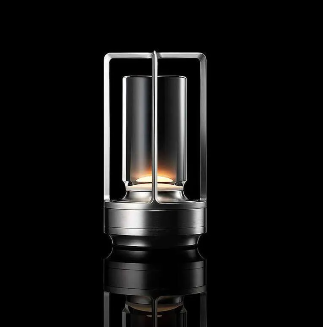Silberne Variante des Ambient Light vor schwarzem Hintergrund – klassisches Produktbild