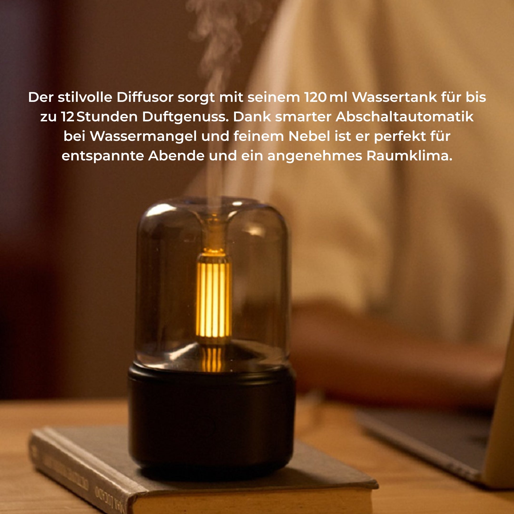 LED-Diffusor mit sanftem Licht und Dampf auf einem Buch bei Abendlicht