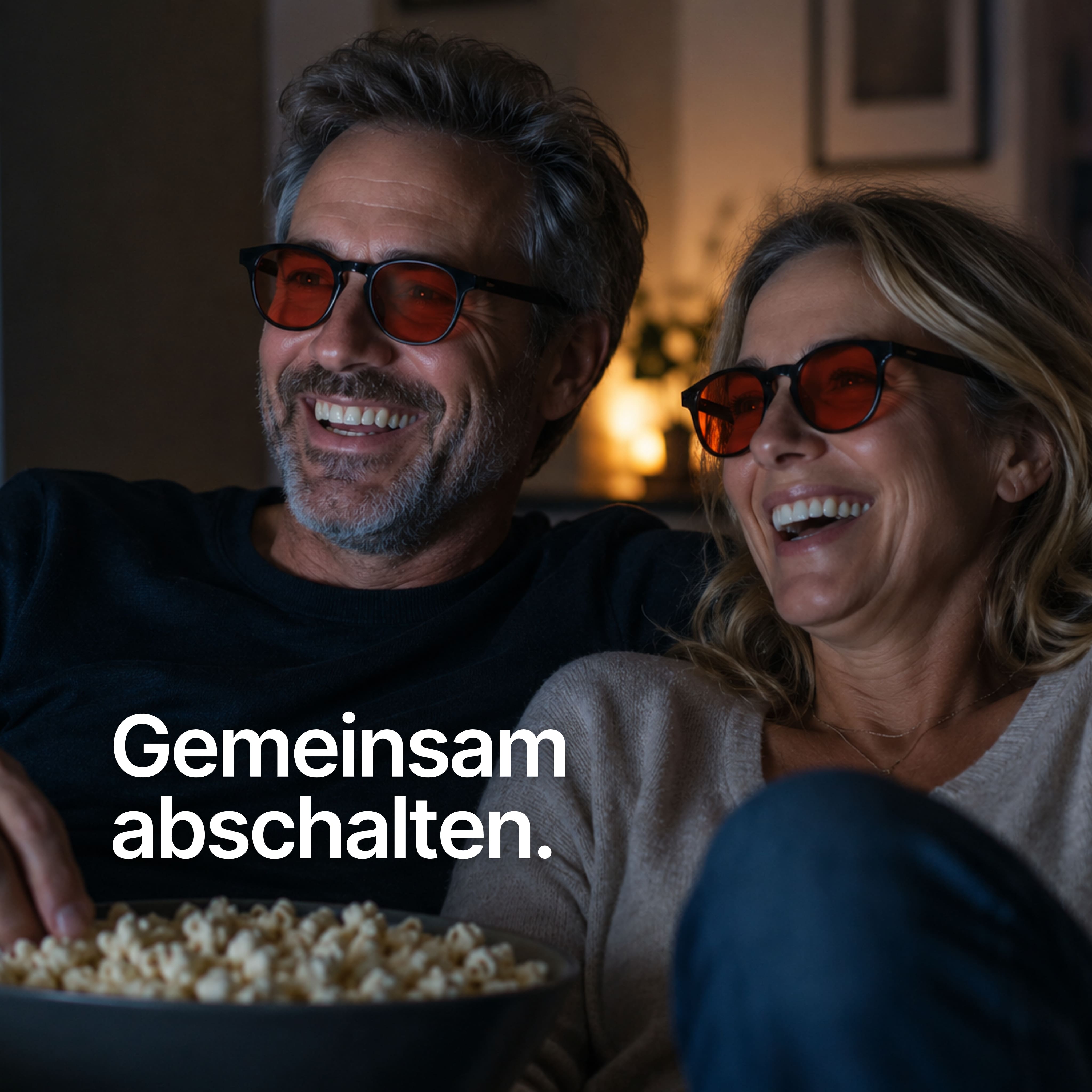 Paar schaut abends fernsehen und trägt die EVENING RITUAL Blaulichtfilterbrille