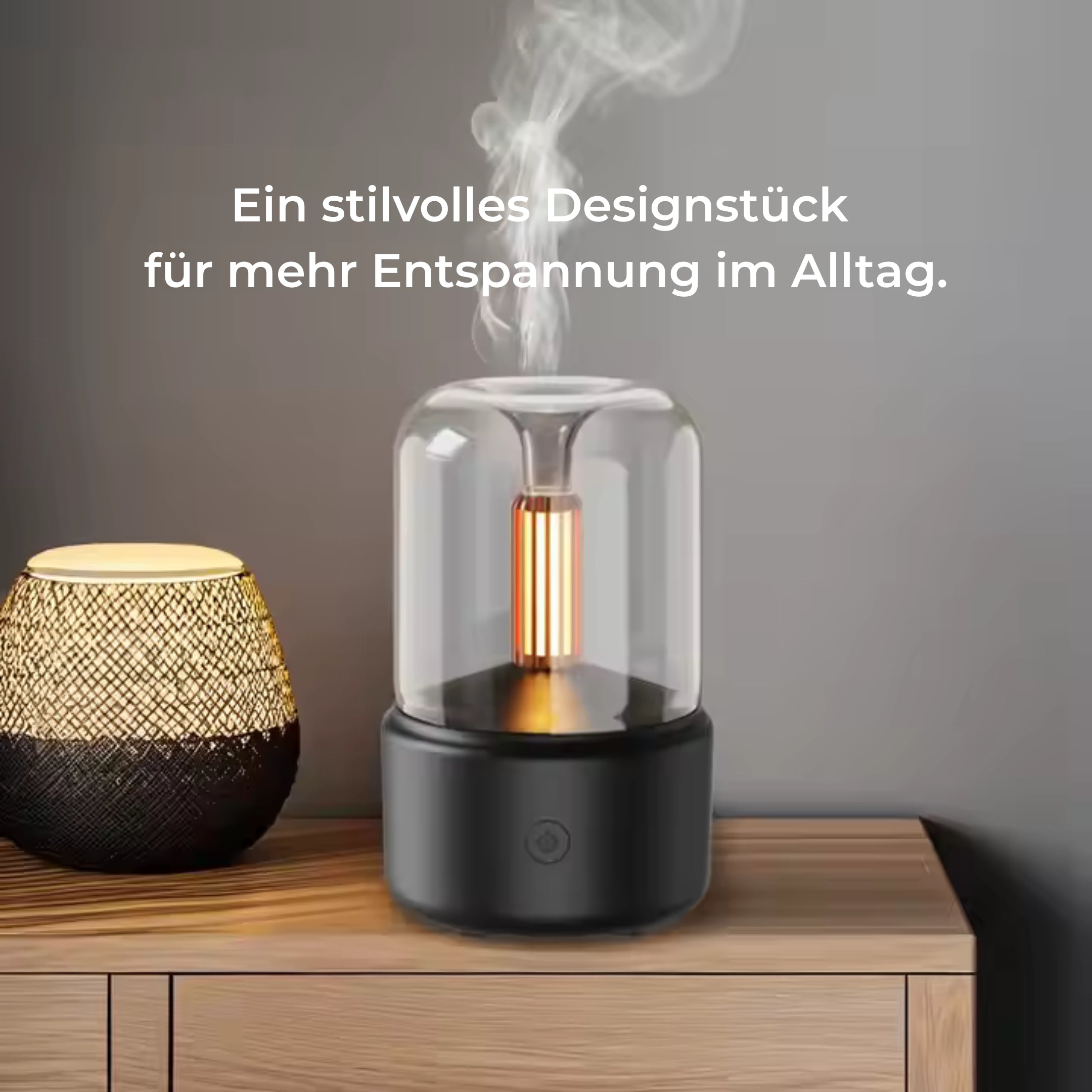 Stilvoller Aromadiffusor mit Nebel auf Holzkommode neben Lampe
