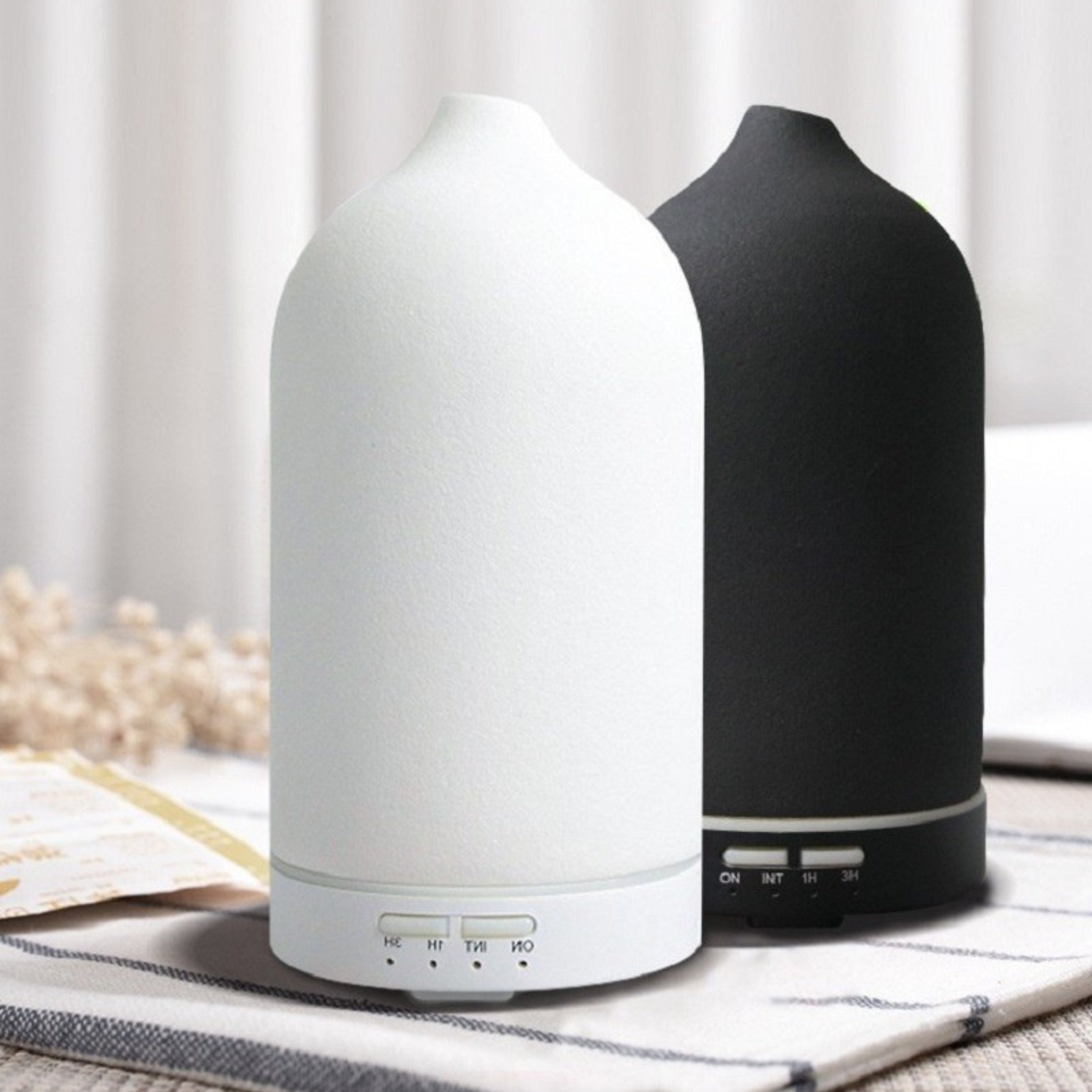 Lumerix Keramik-Diffusoren in Weiß und Schwarz – stilvolles Design für moderne Wohnräume.