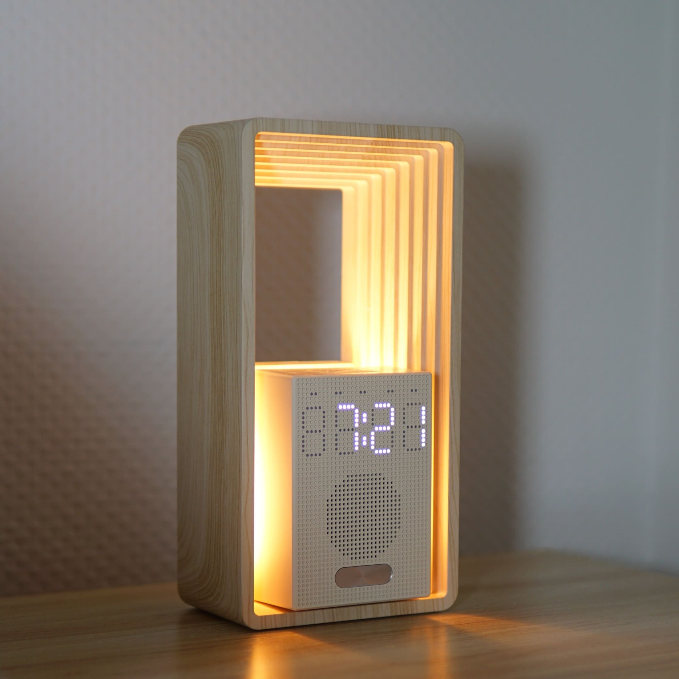 Horizon Lichtwecker in Holzoptik mit warmem Licht für sanftes Aufwachen und besseren Schlaf ohne Smartphone