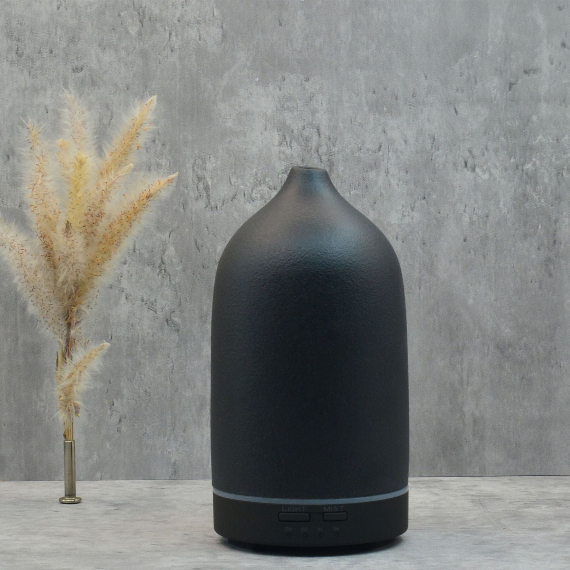 Schwarzer Aroma-Diffusor aus Keramik – modern, ruhig, hochwertig. Ideal für Minimalisten.