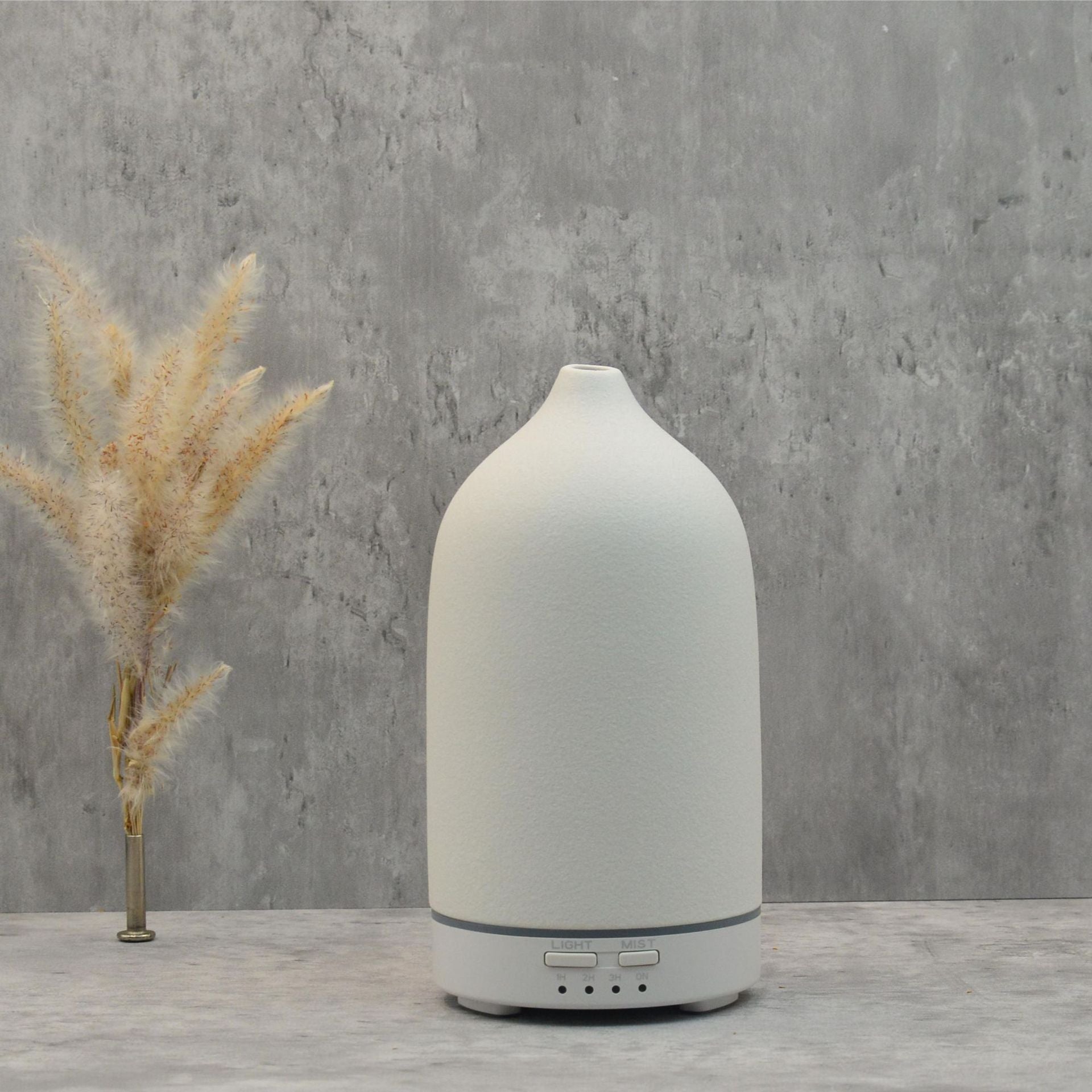 Weisser Keramik-Diffusor für ätherische Öle – stilvoll, zeitlos und perfekt für dein Schlafzimmer.