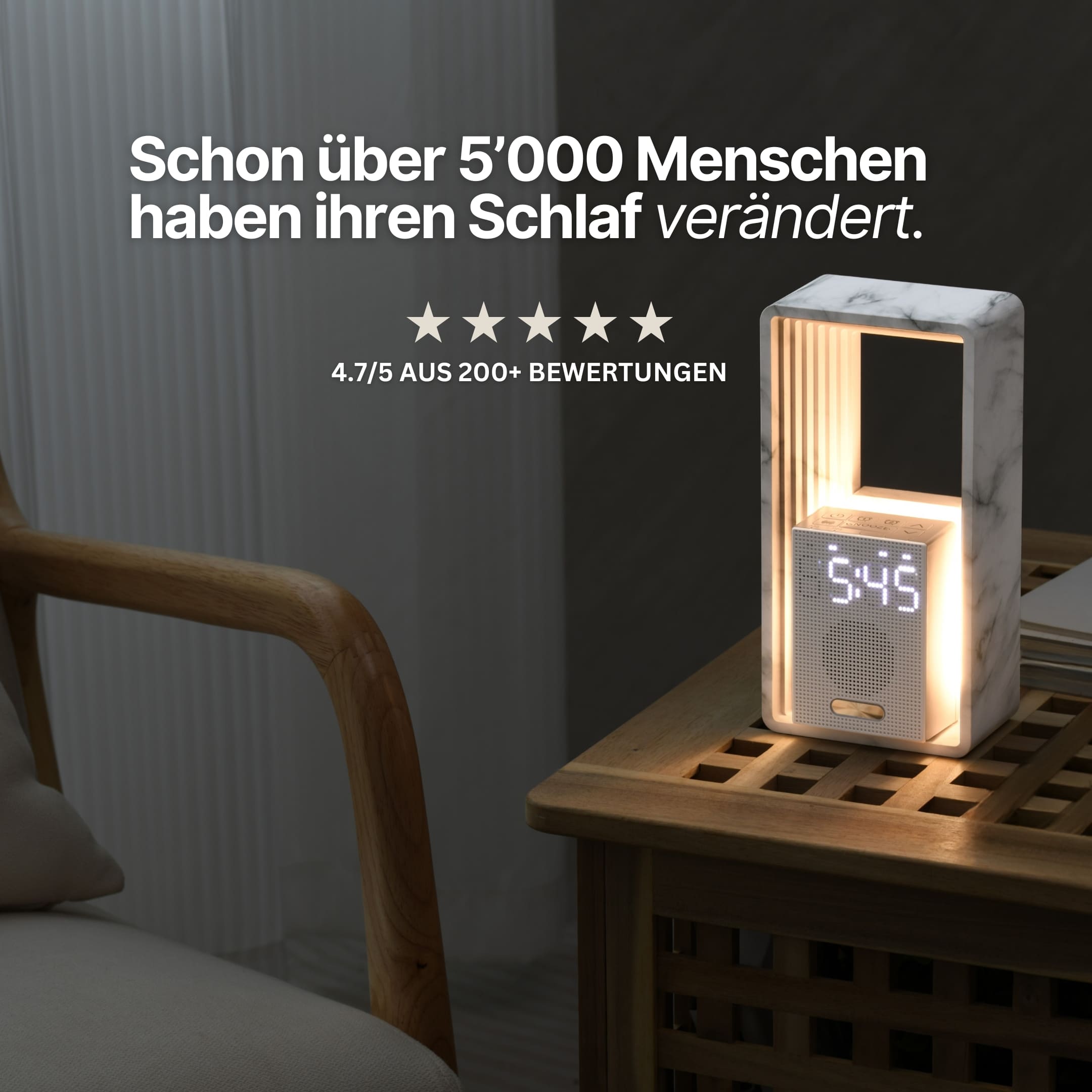 Lichtwecker in Marmoroptik auf Nachttisch mit über 5000 Kundenbewertungen und hoher Zufriedenheit für besseren Schlaf