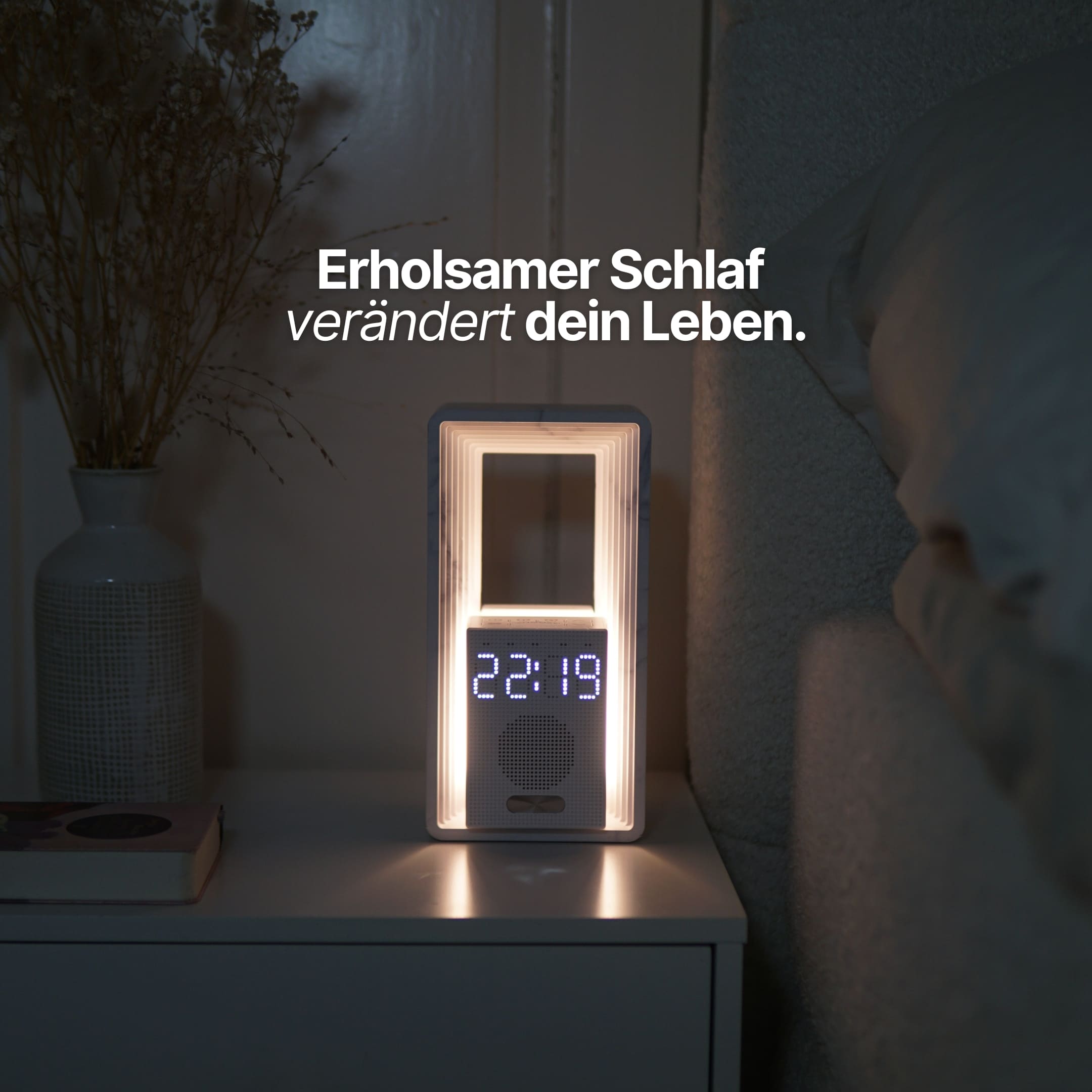 Lichtwecker mit warmem Sonnenaufgangslicht auf Nachttisch sorgt für erholsamen Schlaf und entspannte Atmosphäre im Schlafzimmer