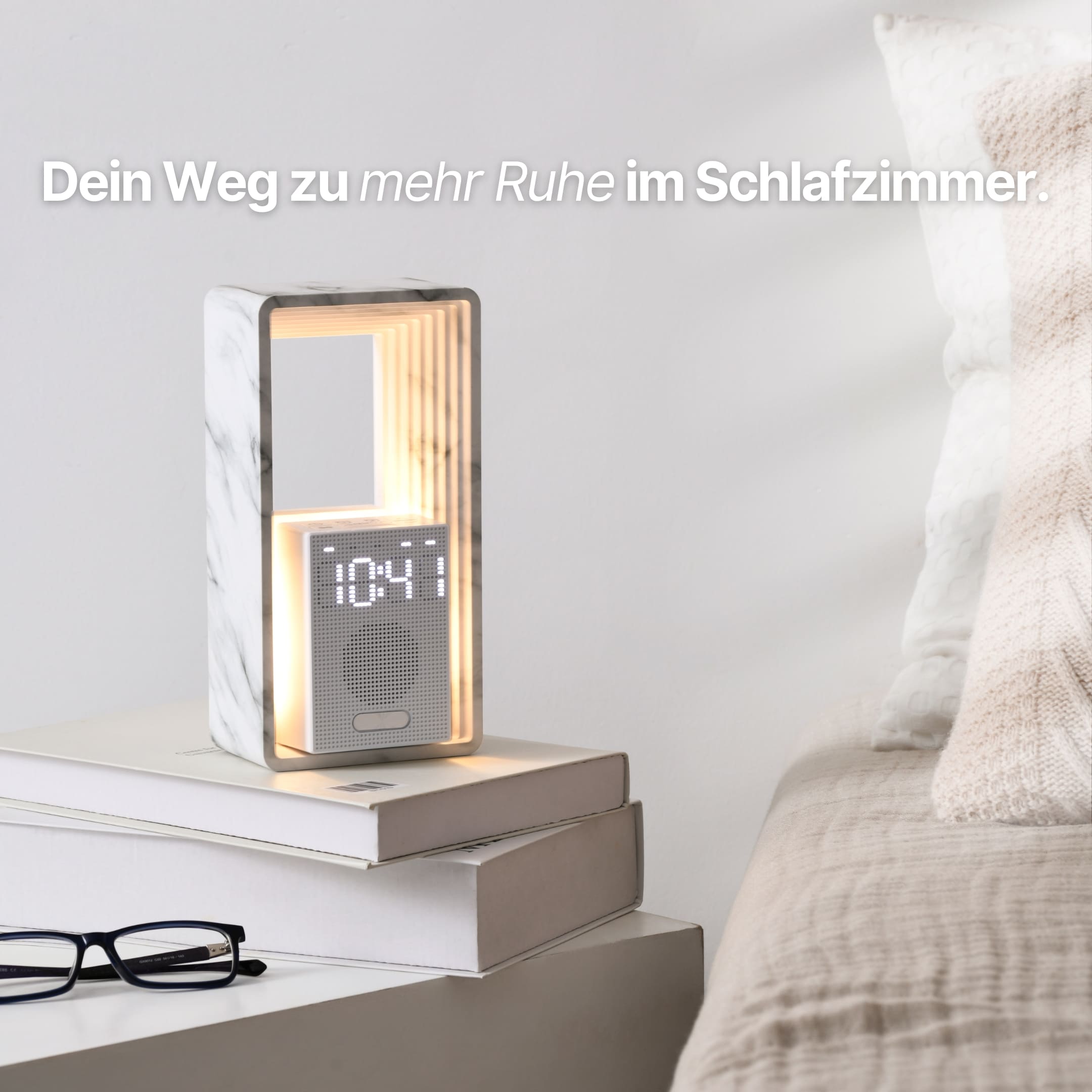 Lichtwecker in Marmoroptik auf dem Nachttisch in einem ruhigen Schlafzimmer für mehr Entspannung und besseren Schlaf
