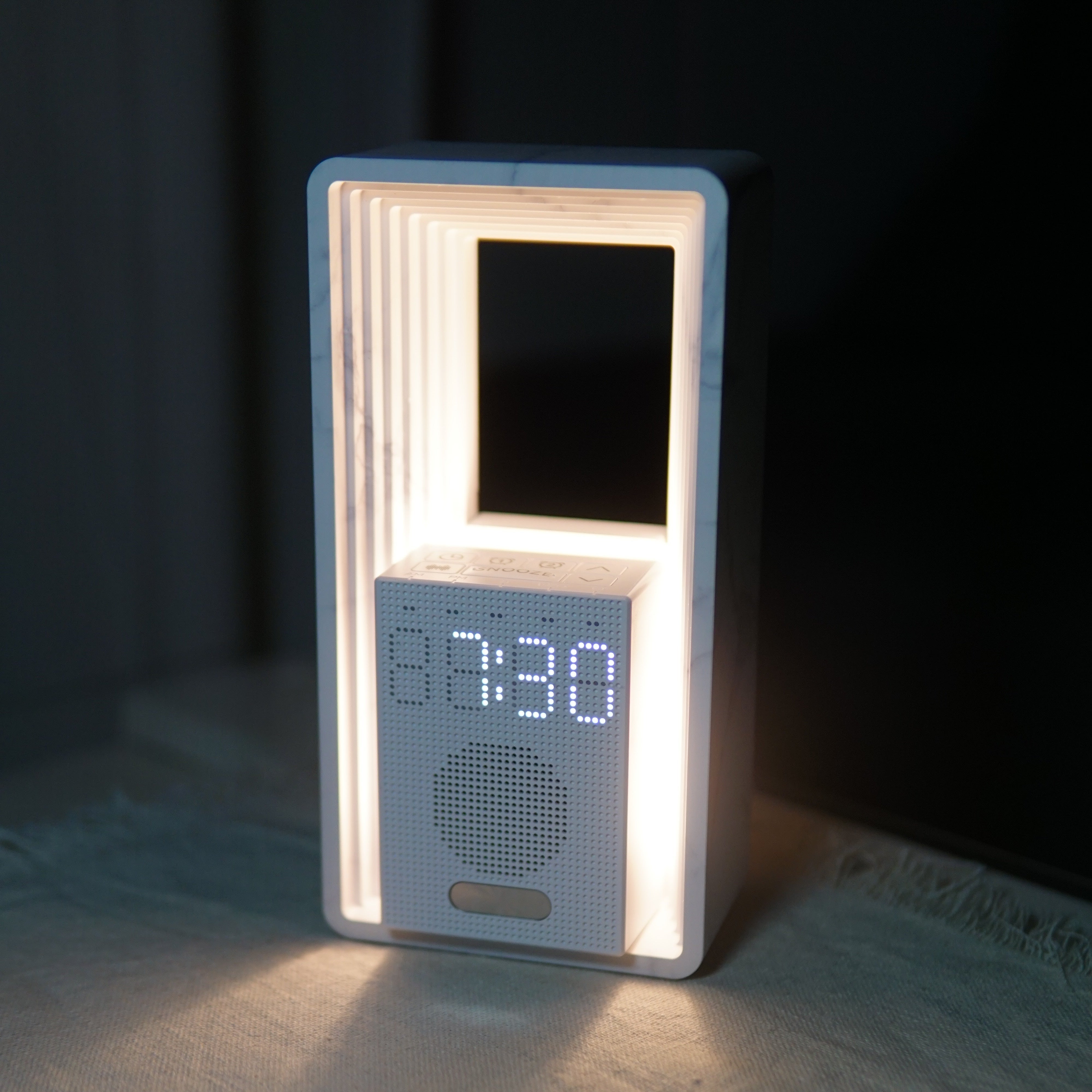 Lumerix Horizon Lichtwecker Special Edition in eleganter Marmor-Optik, leuchtend im dunklen Schlafzimmer für sanftes Aufwachen
