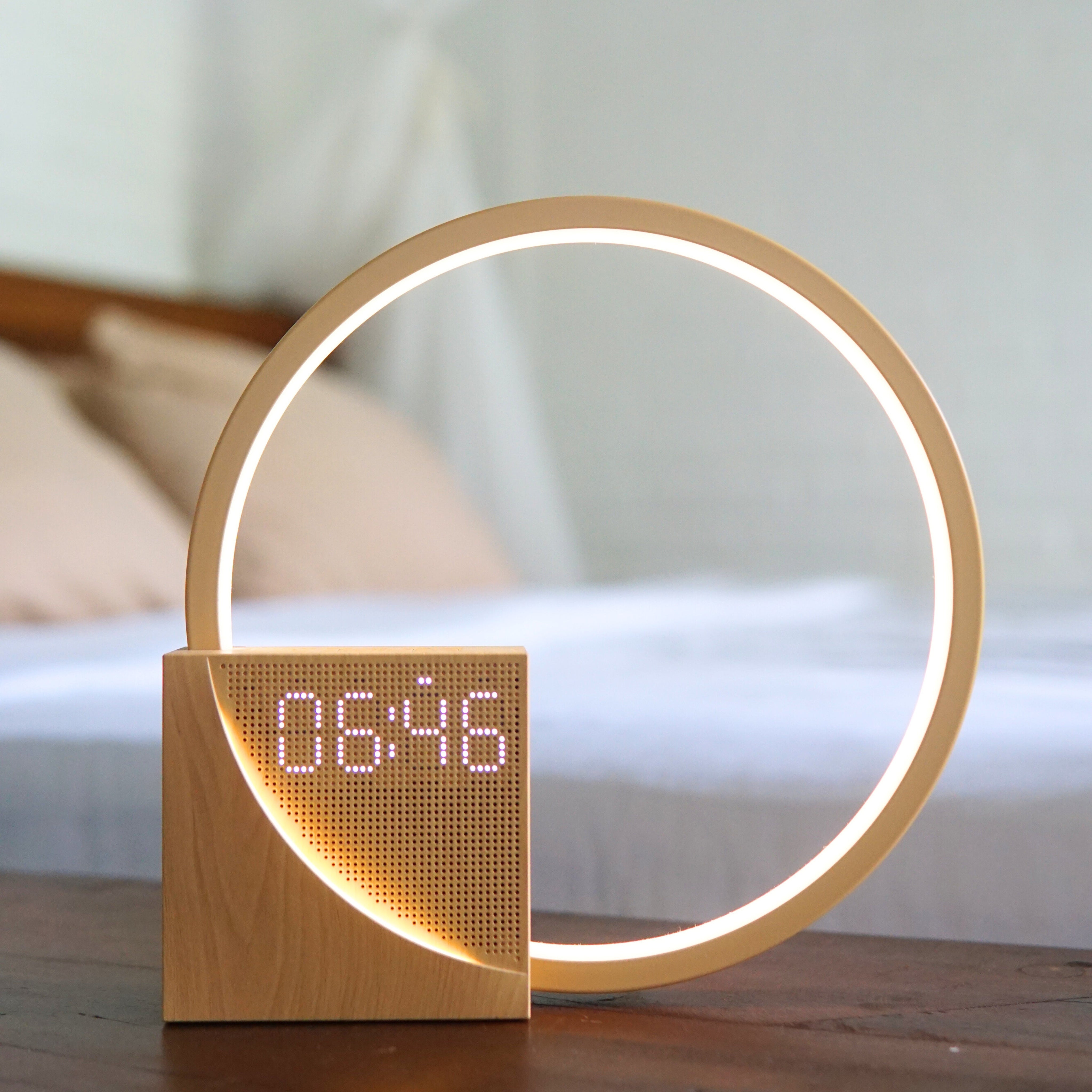 Rise & Shine Lichtwecker von Lumerix am Morgen mit Sonnenaufgangslicht für sanftes Aufwachen