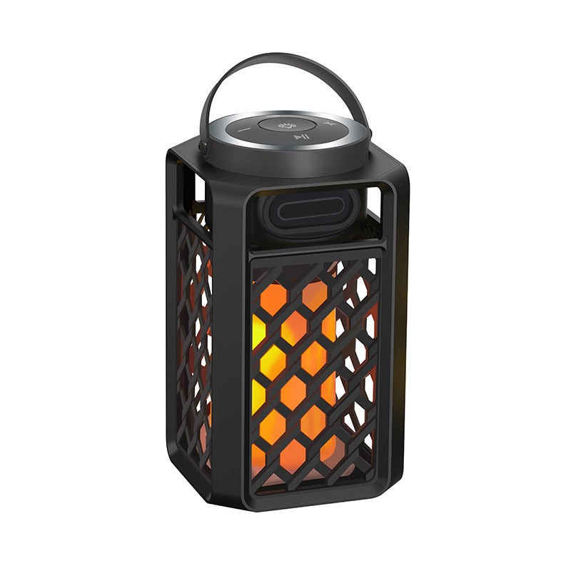 Produktgrafik der Luminara Laterne auf hellem Hintergrund mit Beschriftungen zu warmem Flammenlicht und 360° Bluetooth-Sound – modern und reduziert gestaltet.