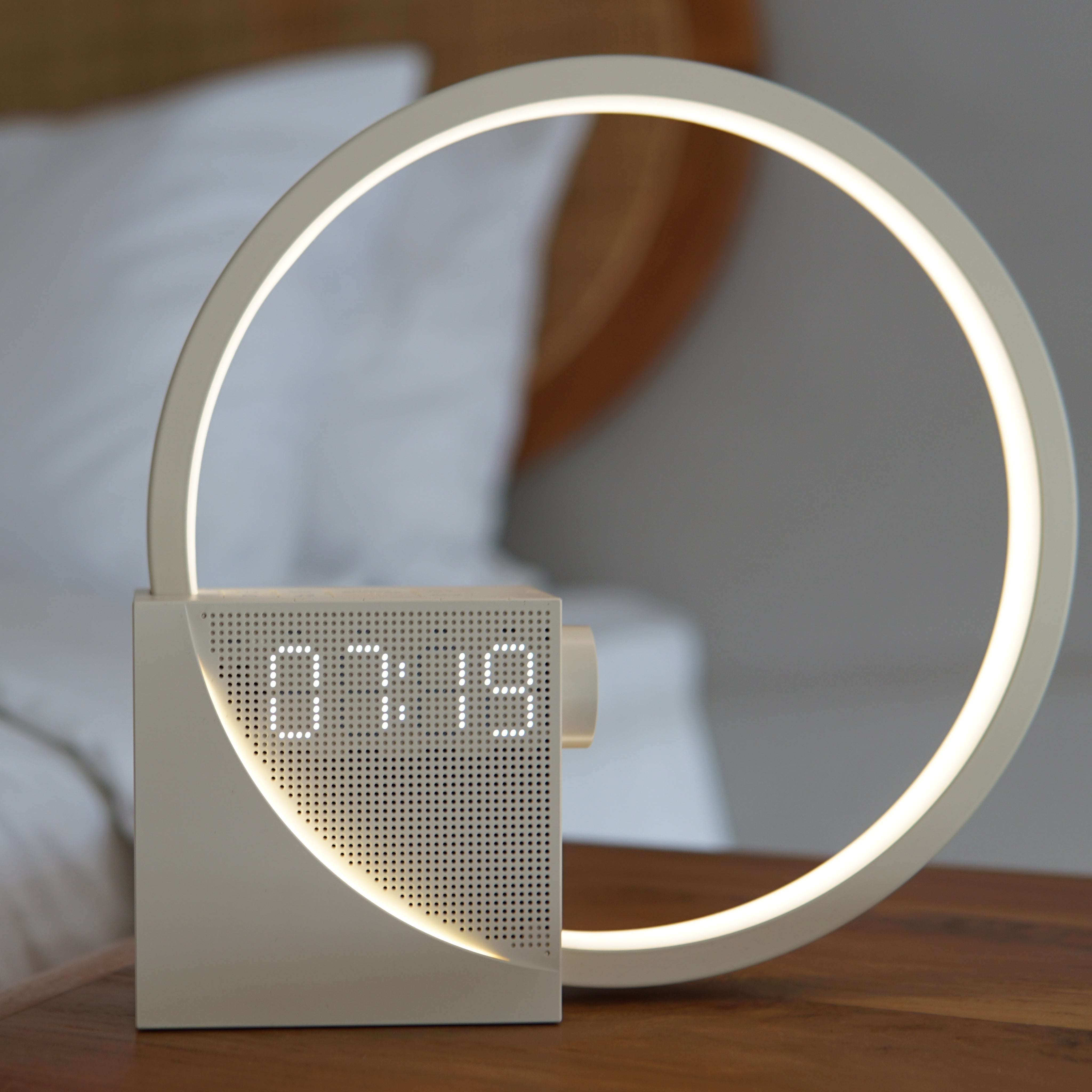 Rise & Shine Lichtwecker auf dem Nachttisch – sanftes Licht im dunklen Schlafzimmer am Morgen