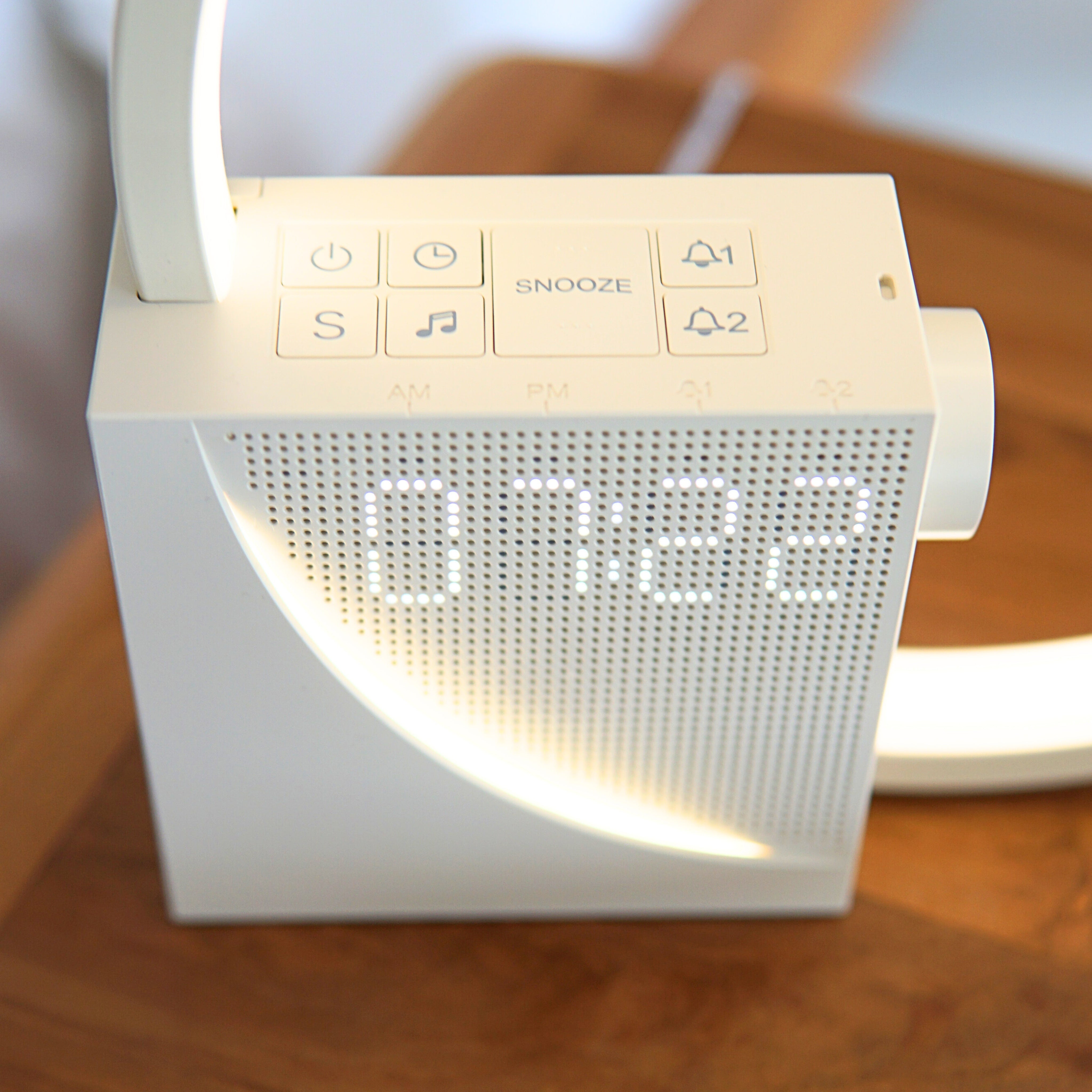 Rise & Shine Limited Edition Lichtwecker – Nahaufnahme des Displays & der Bedienelemente für einfache Steuerung & individuelles Aufwachen.