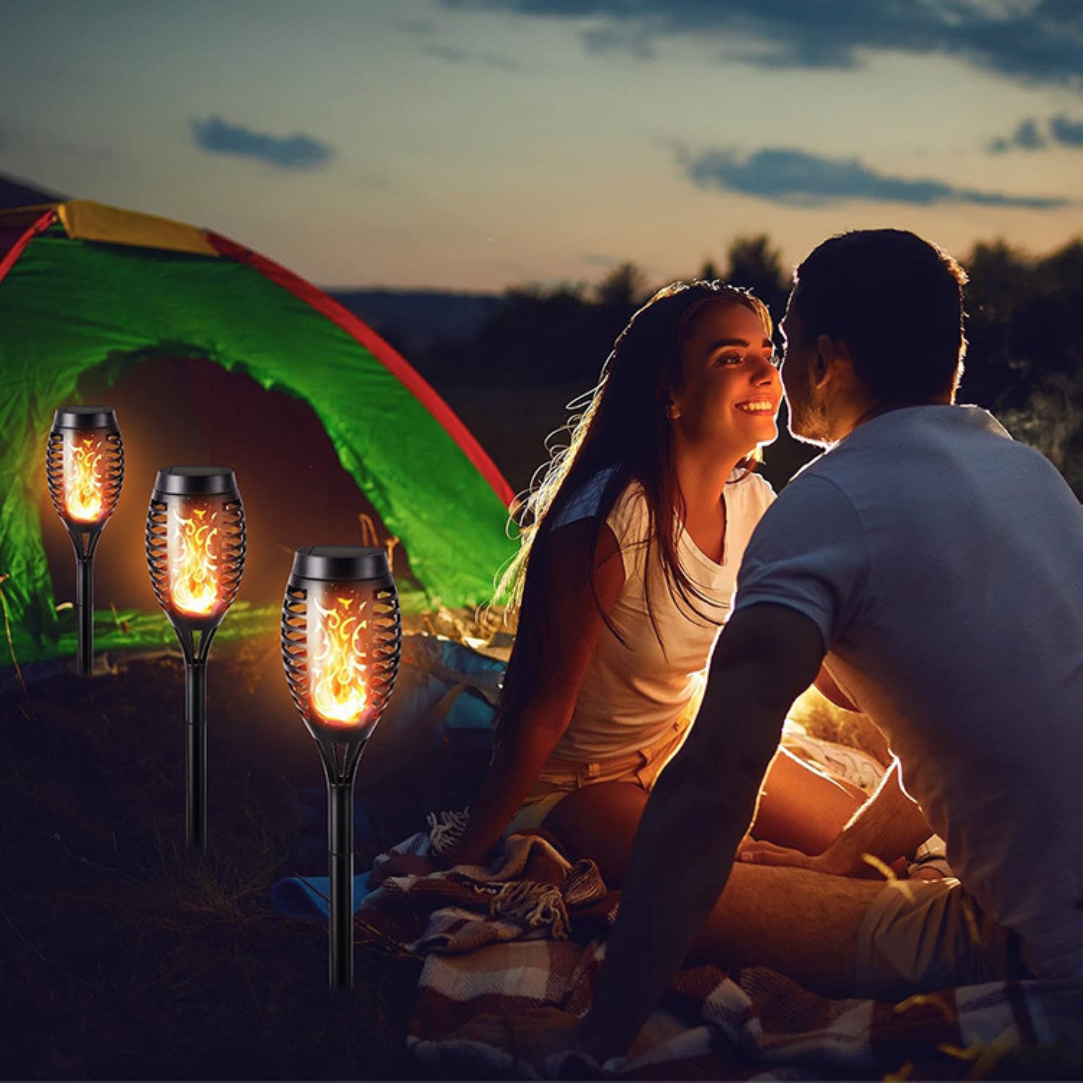 Solar Gartenfackeln beim Camping – stimmungsvolles Flammenlicht für romantische Abende im Freien.