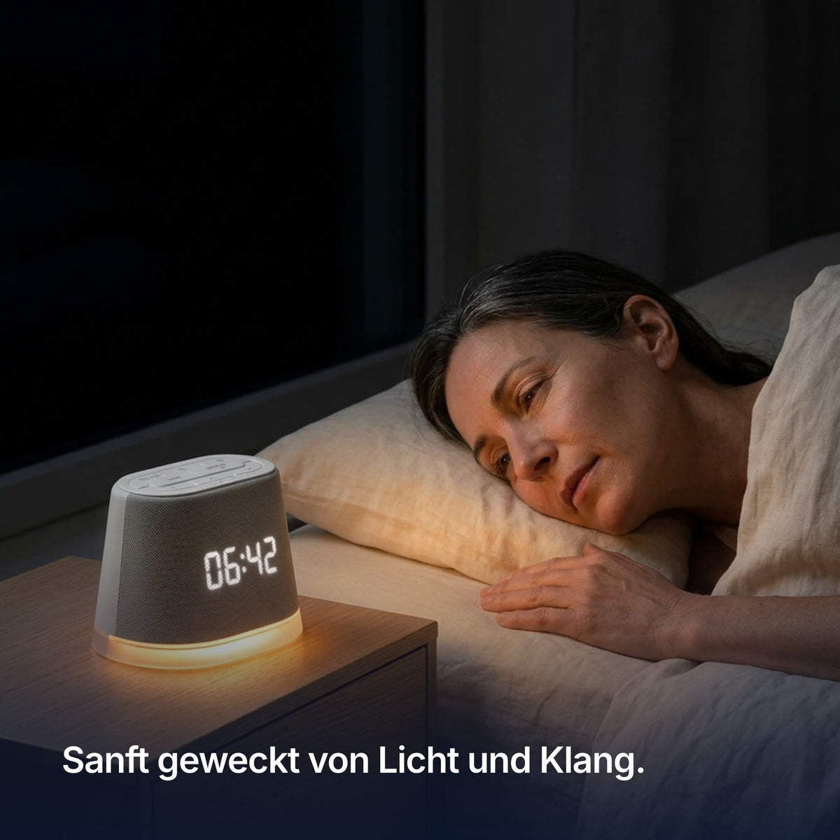 Frau wacht an einem dunklen Wintermorgen im Licht des SERENA Lichtweckers auf