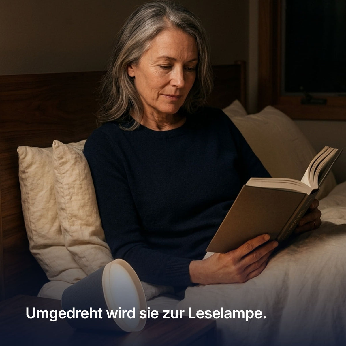 SERENA umgelegt als warmes Nachtlicht auf einem Nachttisch neben dem Bett