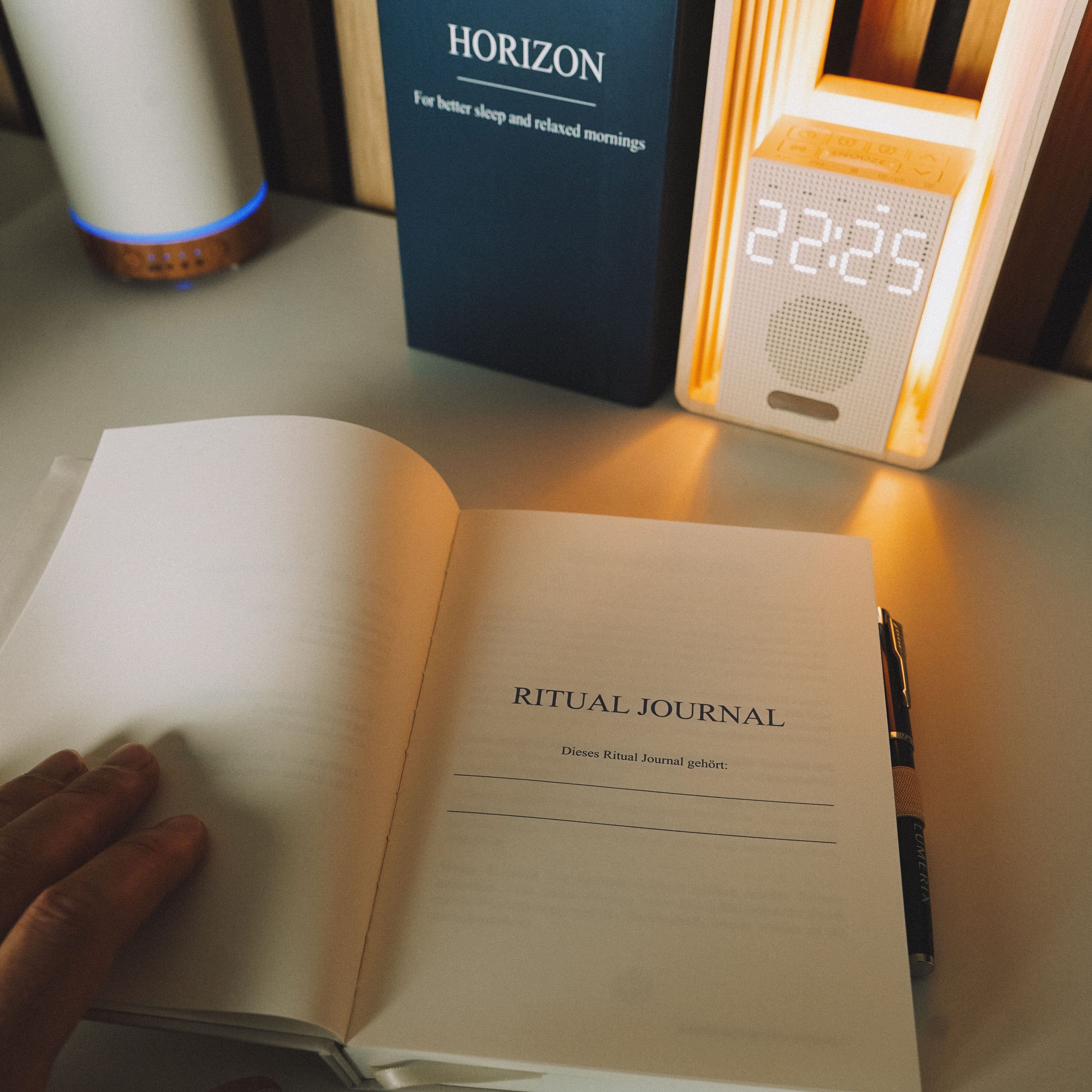 THE SLEEP RITUAL — Lichtwecker & Schlaf-Journal Set
