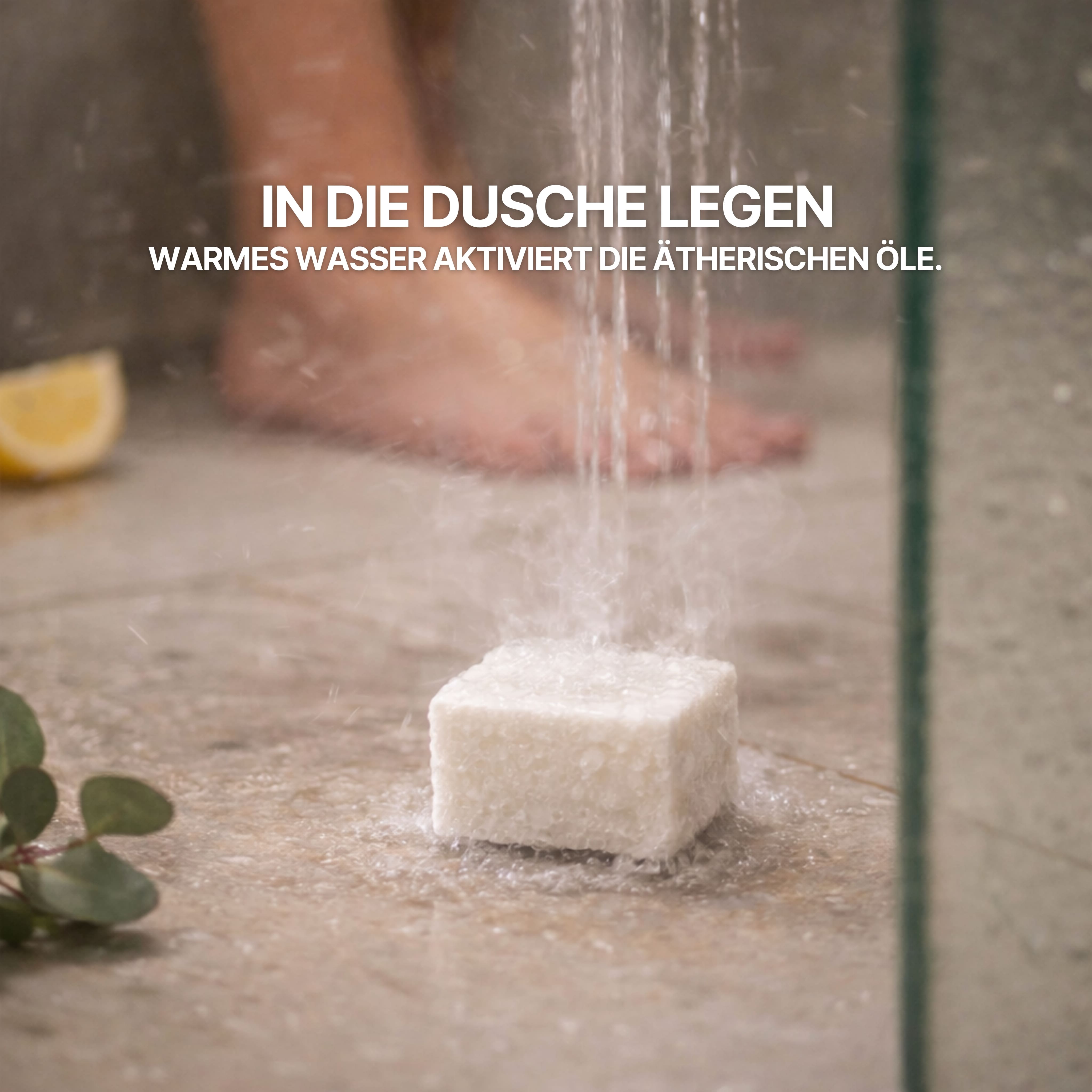 Shower Steamer auf dem Duschboden, warmes Wasser aktiviert die ätherischen Öle für ein intensives Dufterlebnis