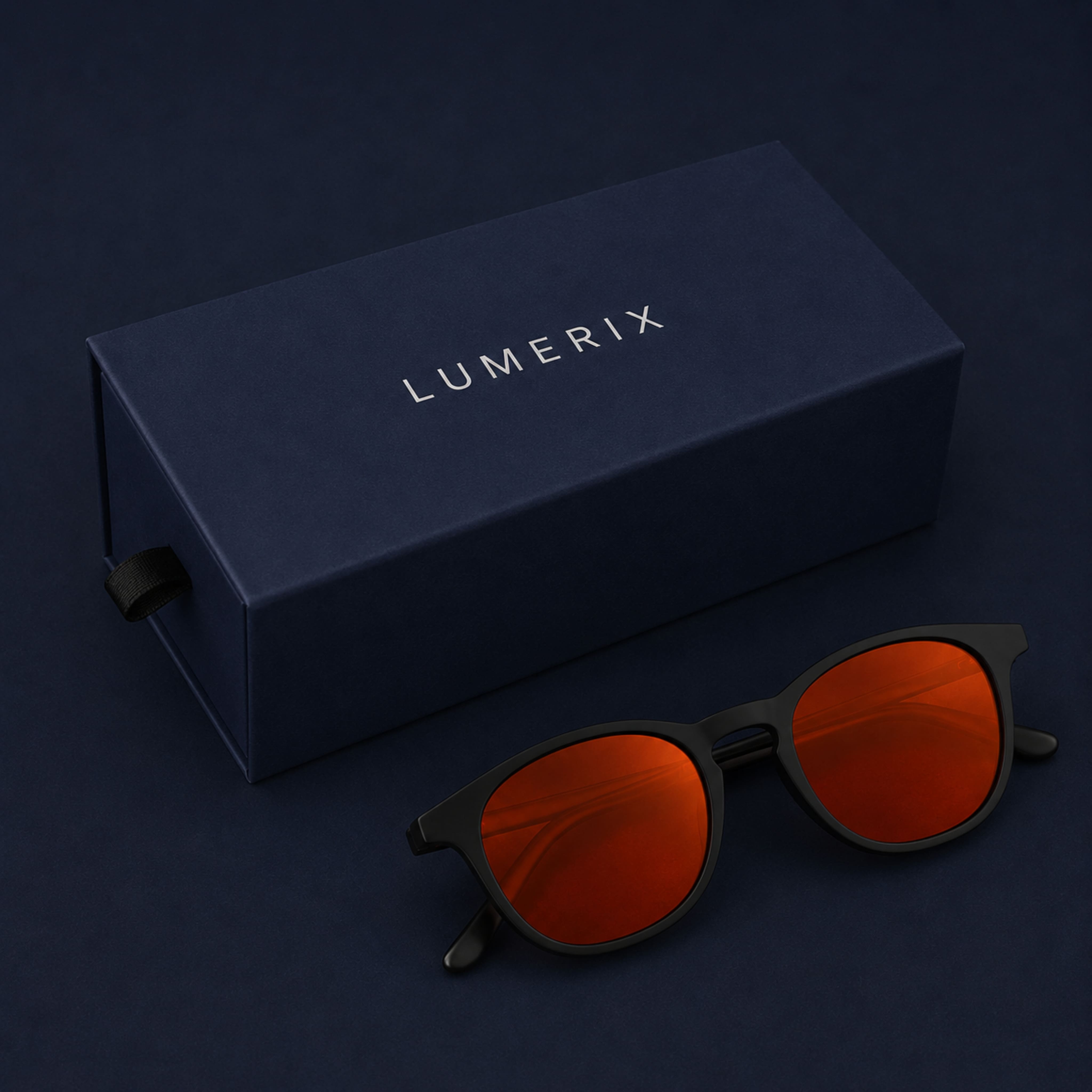 EVENING RITUAL Blaulichtfilterbrille in Midnight Black neben der LUMERIX Box