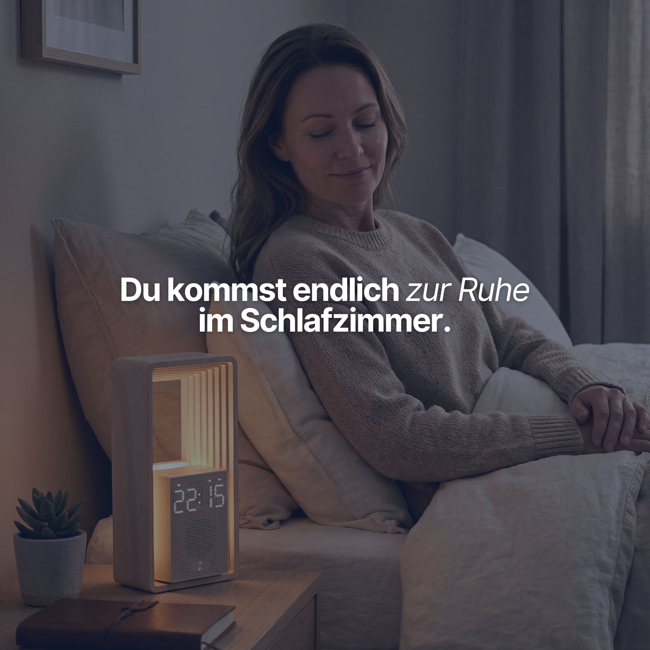 Frau entspannt im Bett mit dem Horizon auf dem Nachttisch für besseres Einschlafen und natürliches Aufwachen