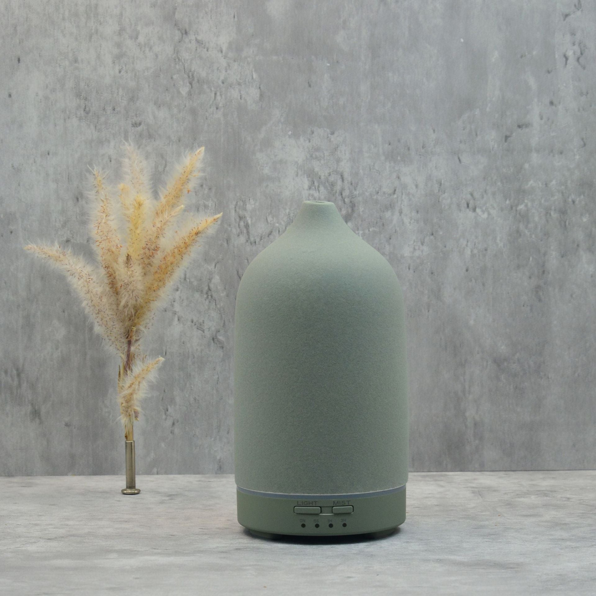Grüner Lumerix Diffusor – sanft matt, inspiriert von Naturtönen. Für Design und Duft in Balance.