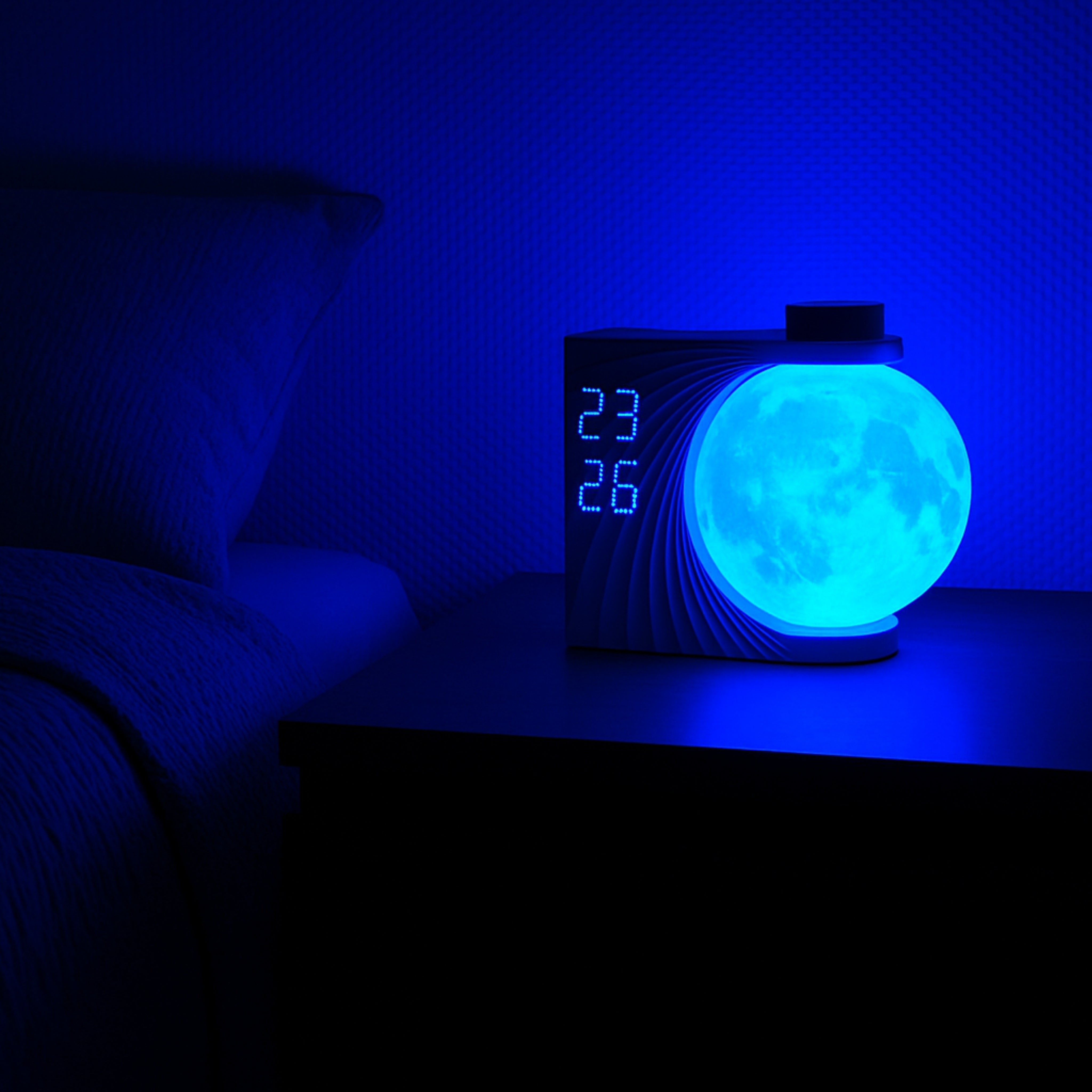 Luna Glow Lampe leuchtet in beruhigendem Blau neben dem Bett.