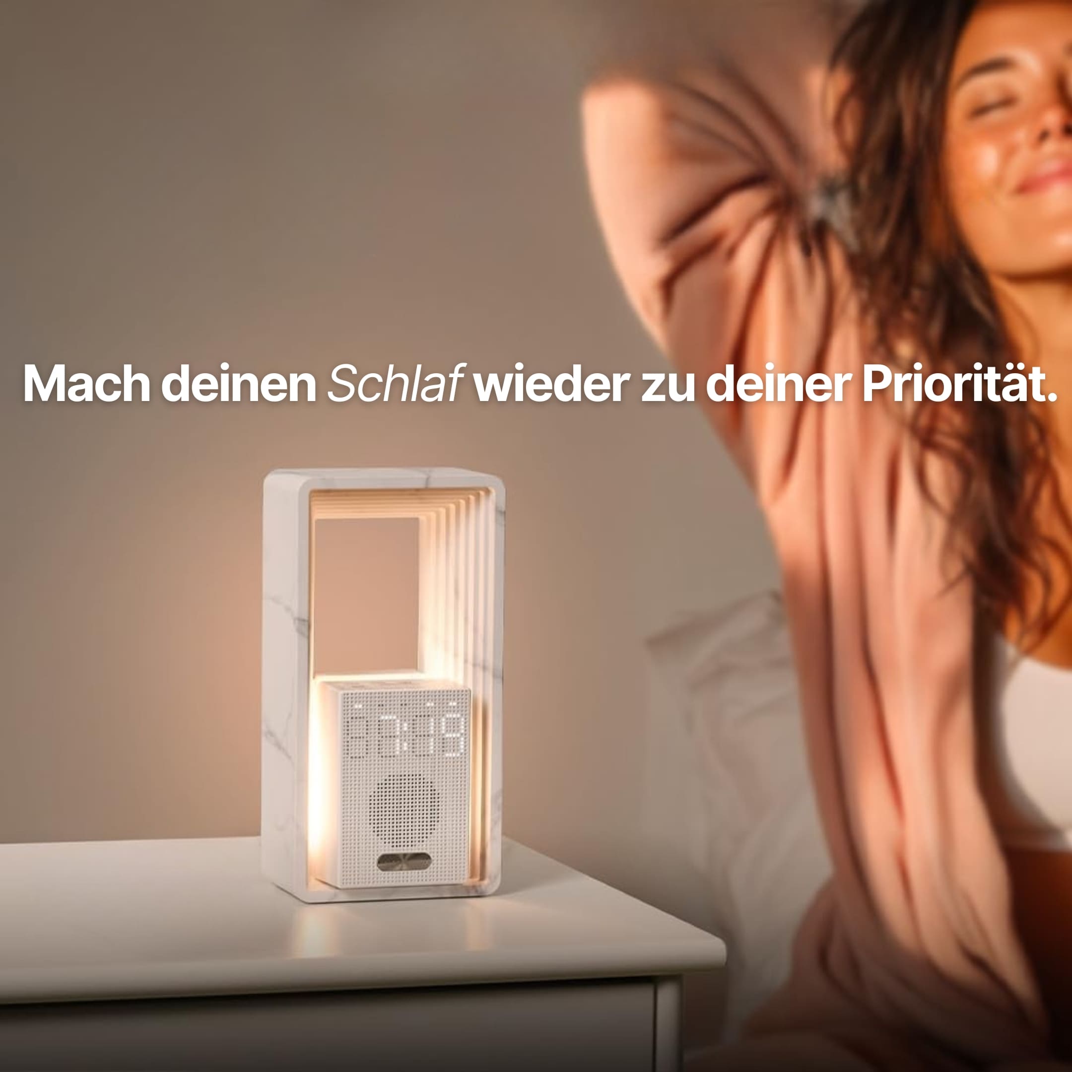 Ruhiges Schlafzimmer ohne Smartphone mit Lichtwecker auf dem Nachttisch für besseren Schlaf und weniger Ablenkung